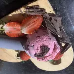 Morango com flocos de chocolate