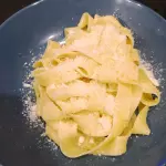 PASTA A LA MANTEQUILLA Y PARMESANO