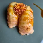 Niguiri maçaricado com queijo Brie