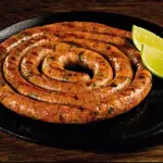 Linguiça fina com mandioca