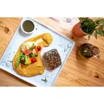 Filé de atum na crosta de gergelim com purê, legumes e molho oriental