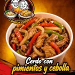 Cerdo asado con pimientos y cebolla