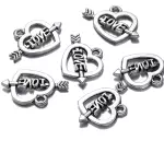 Dijes de corazón Love con flecha
