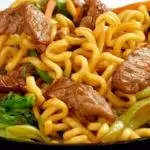 YAKISSOBA DE CARNE