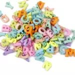 Dijes de letras colores pasteles