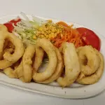 Calamares a la romana + patatas o ensalada