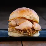 BURGER DE POLLO + TEQUEÑOS