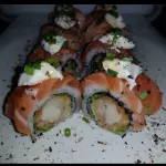 URAMAKI ESPECIAL DE CAMARÃO CRU