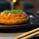 Esfirra de salmão com cebolinha