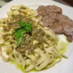 Fettuccine ao Pesto c/ fraldinha ao vinho