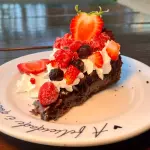 Torta brownie com frutas vermelhas