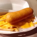 BANDERILLA BAÑADA EN  QUESO CHEDDAR