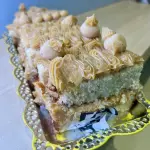 Fatia bolo de coco com ameixa