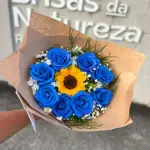 Buquê 8 rosas azuis e 1 girassol
