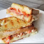 Tosta Mista com Tomate e Cebola