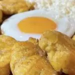 Patacones con huevo frito y queso