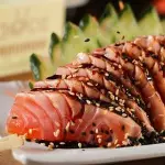 Sashimi de salmão maçaricado.