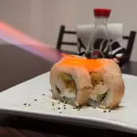 Salmón flameado