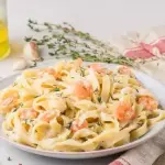 Macarrão molho branco com camarão