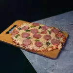 Pizza de calabresa com manjericão