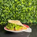 Pasta de frango no pão árabe