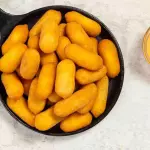 Bolinho de mandioca com carne seca