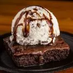 Brownie caliente con helado (2 porciones)