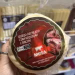 Queijo recheado com requeijão e baco
