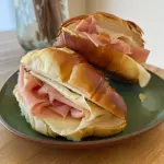 Medialunas jamón y queso