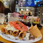 Tacos dorados de pollo
