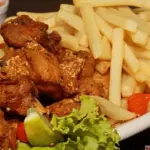 Frango à passarinho com fritas