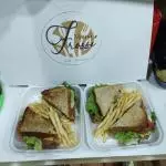 Club sandwich con papas a la france