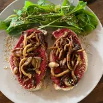 Toast veggie com shimeji