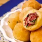 Bolinho de aipim com carne seca