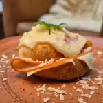 Pão de queijo recheado salgado