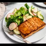 Salmón con guarnición  de ensalada