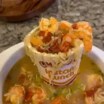 Sopa de vaso preparada con camarones