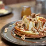 PANCAKES CARAMELO SALADO Y BANANO