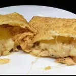 Pastel de Frango com Queijo Cremoso