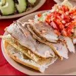 GUACAMAYA CON CARNITAS