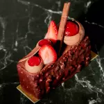 Pastel de chocolate y fresas