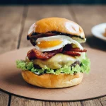 Burger eggs bacon + FRITIS+ BEBIDA