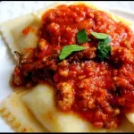 Ravioles de carne a la boloñesa