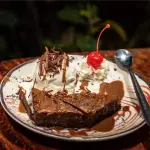 Brownie caliente con helado