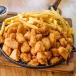 Frango milanesa com fritas