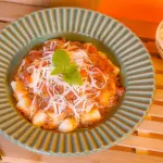 Nhoque de mandioca à Bolonhesa