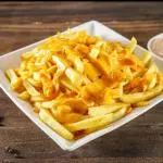 BATATA FRITA COM MOLHO CHEDDAR