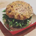 Hamburguesa  con Queso Cabra y pera