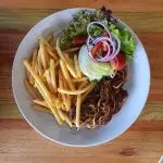 Filé bovino com fritas e salada