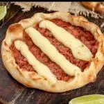 Esfiha Calabresa com Catupiry